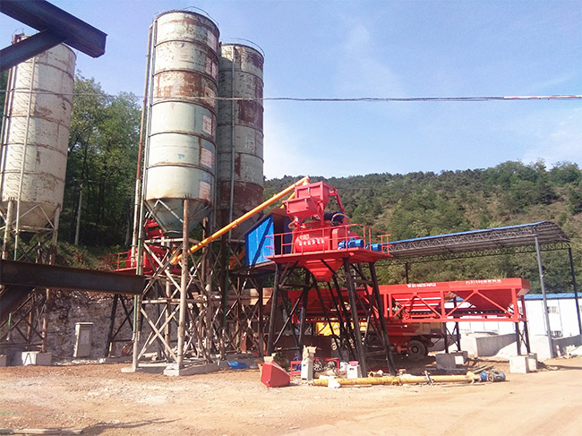 Zhengzhou Jianxin HZS50 concrete mixing plant equipment assisted the construction of rural roads   in Sanmenxia, ​​China.