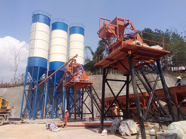 The double 50 concrete mixing plant produced by Zhengzhou Jianxin Machinery was put into operation in Ninglang, Yunnan.