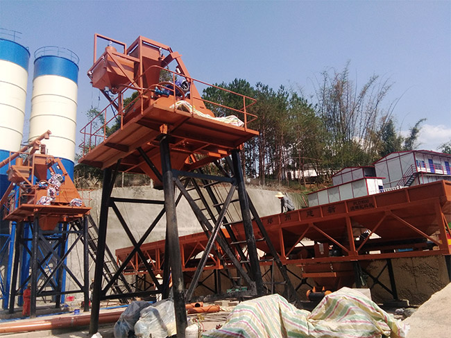 The double 50 concrete mixing plant produced by Zhengzhou Jianxin Machinery was put into operation in Ninglang, Yunnan.