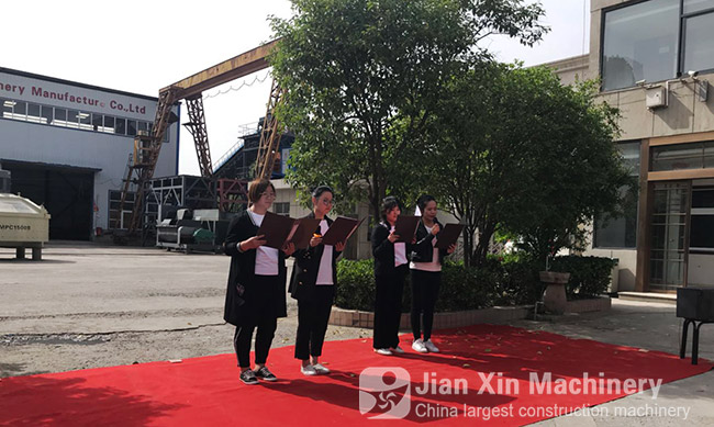 Employees of zhengzhou jianxin machinery co., LTD prepare a recitation program for the May Day celebration