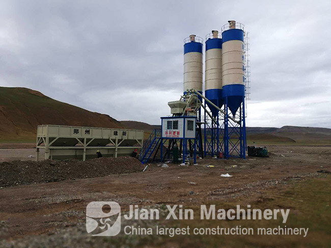 The HZS75 concrete mixing plant, manufactured by Zhengzhou Jianxin Machinery, works in Lhasa, China.